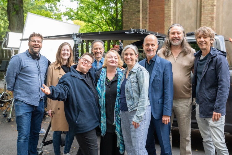 Am Set von SUNNY in Hannover (v.l.): Hanno Olderdissen (Regie), Julia Hoepfner (Förderreferentin nordmedia), Nicolas Randel (Rolle Roland), Michael Ostrowski (Rolle Bewährungshelfer Giesser), Susanne Lange (Film Commission nordmedia), Petra Schleuning (Leiterin Film- und Medienförderung nordmedia), Christoph Maria Herbst (Rolle Thomas), Nicki von Tempelhoff (Rolle Krimineller Kubicek) und Boris Schönfelder (Produzent Neue Schönhauser Filmproduktion). Foto: © Neue Schönhauser Filmproduktion