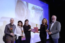 Lautaro Colace, Sarvnaz Alambeigi, Katharina Franck (Jury) mit Dr. Dorothee Kellermann von Schele und Josef Diekmann von der Dieter Fuchs Stiftung. Im Hintergrund Regisseurin Oksana Karpovych. Foto: Kerstin Hehmann