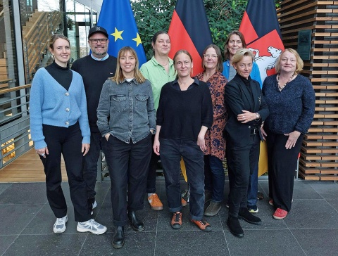 Arbeitstreffen der German Film Commissions in der Landesvertretung Niedersachsen beim Bund in Berlin (v.l.): Anneke Hoffmann (FC MOIN Schleswig-Holstein), Jens Gutfleisch (FC Stuttgart für Baden-Württemberg), Merle Lenz (FC Hessen), Antje Nass (FC Mecklenburg-Vorpommern), Anke Kunze (FC Mitteldeutsche Medienförderung), Christiane Krone-Raab (Berlin Brandenburg FC), Alexandra Luetkens (FC MOIN Hamburg), Anja Metzger (FC Bayern) und Susanne Lange (FC nordmedia) © Sandra Bellin