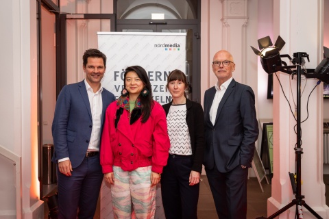 Vorstand der Stiftung Kulturregion Hannover, Steffen Krach, cast&cut Stipendiatinnen Viv Li und Aline Helmcke und nordmedia Geschäftsführer Thomas Schäffer bei der cast&cut Preview im Kino im Künstlerhaus Hannover