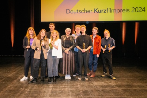 Die Gewinner:innen des Deutschen Kurzfilmpreises 2024 mit Kulturstaatsministerin Claudia Roth (Foto: © Maximilian Probst)