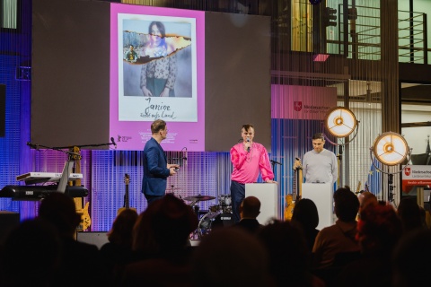 nordmedia ON im OFF @berlinale 2025
Das TEAM JANINE ZIEHT AUFS LAND auf der Talkbühne
Fotos: © nordmedia | eventfotografen.berlin Konstantin Gastmann/Jens Ahner