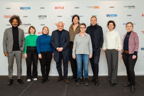 OMNI Bekanntgabe auf der Berlinale 2025, v. l.: Tyron Ricketts (Moderation), Inga Becker (MOIN Filmförderung), Marion Wagner (HessenFilm und Medien), Thomas Schreiber (ARD Degeto), Natalie Clausen (UFA), Iris Zappe-Heller (Österreichisches Filminstitut), Helge Albers (MOIN Filmförderung), Meike Götz (Geschäftsführerin nordmedia), Julia Piaseczny (Netflix)