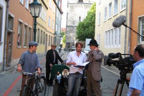 Am Set von PUPPENJUNGS in Hannover: Regisseur Nils Loof bespricht sich mit Andreas Ludin, der Fritz Haarmann spielt.